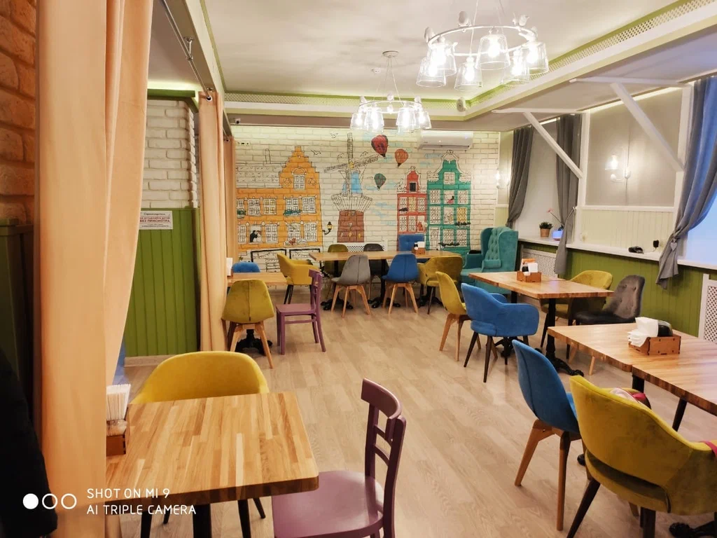 Mô hình thiết kế quán cafe phá cách, độc đáo với sự kết hợp nhiều màu sắc