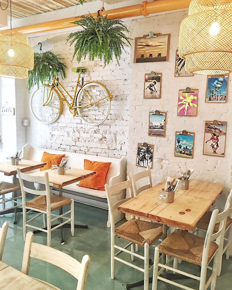 Trang trí không gian quán cafe phong cách hoài cổ bằng cây xanh và tranh sơn dầu