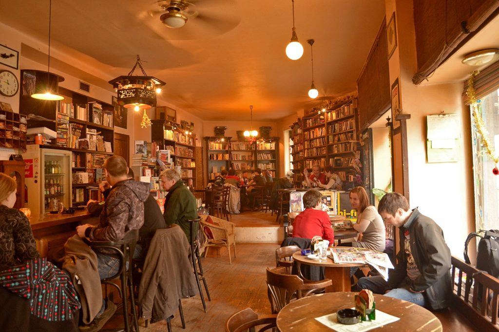 Không  gian vàng ấm áp của quán cafe  sách