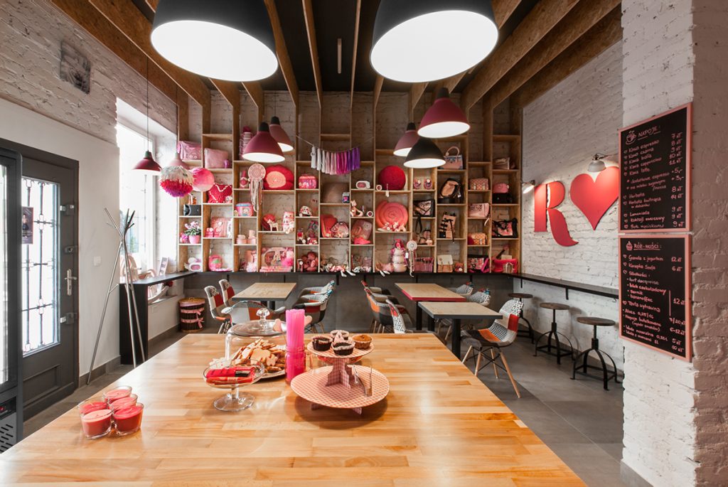 Thiết kế  quán  cafe sách với tone màu hồng làm chủ đạo