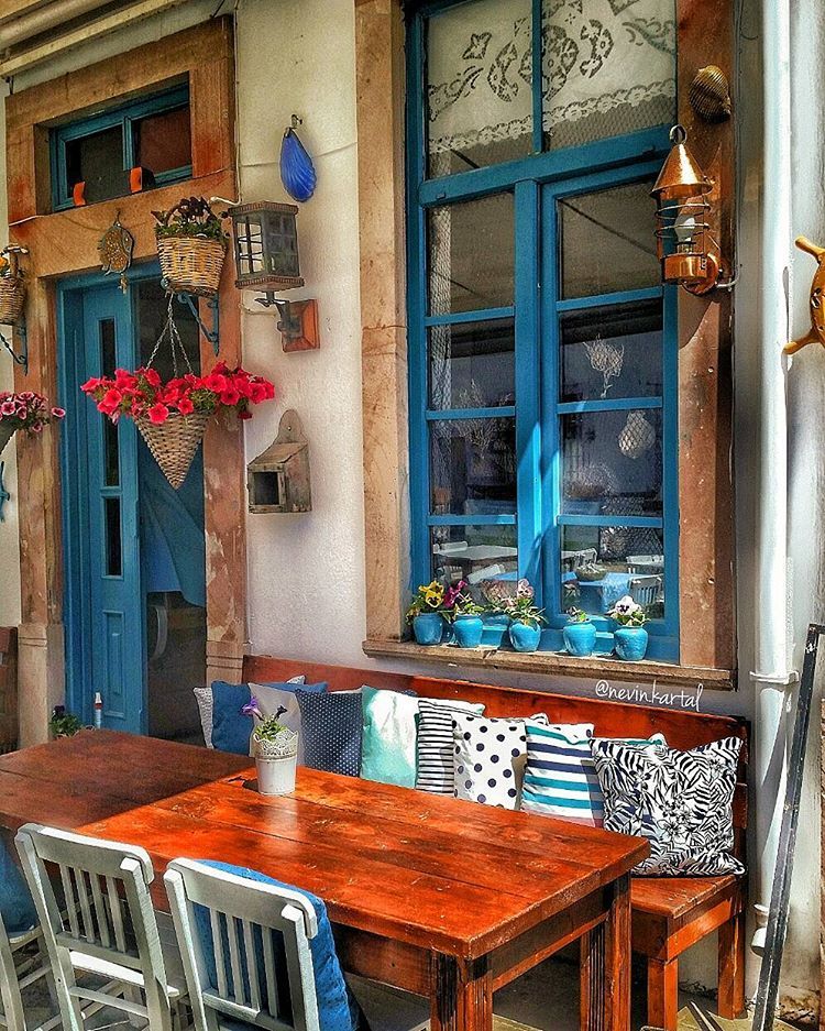 Cửa sổ gỗ  trang trí quán cafe làm xiêu lòng mọi khách hàng