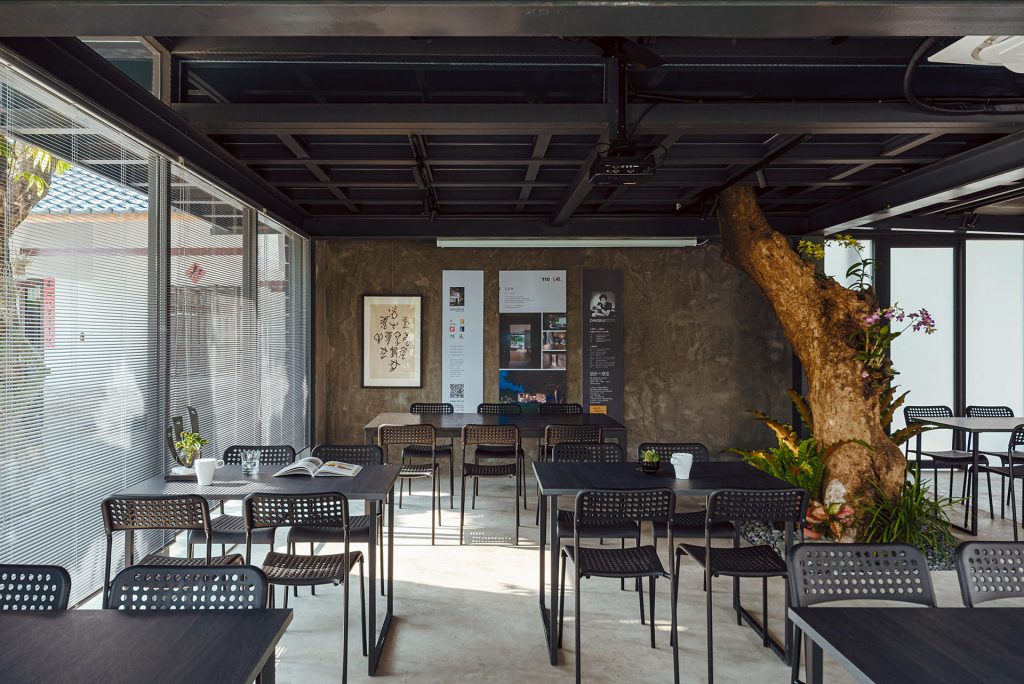 Thiết kế cửa kính quán cafe trang trọng với tông màu trắng - đen