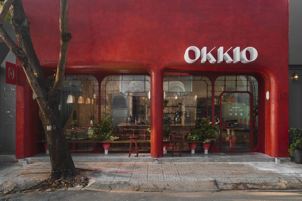 Mẫu thiết kế quán cafe nhà kính  phong cách hoài cổ với tông màu đỏ làm chủ  đạo