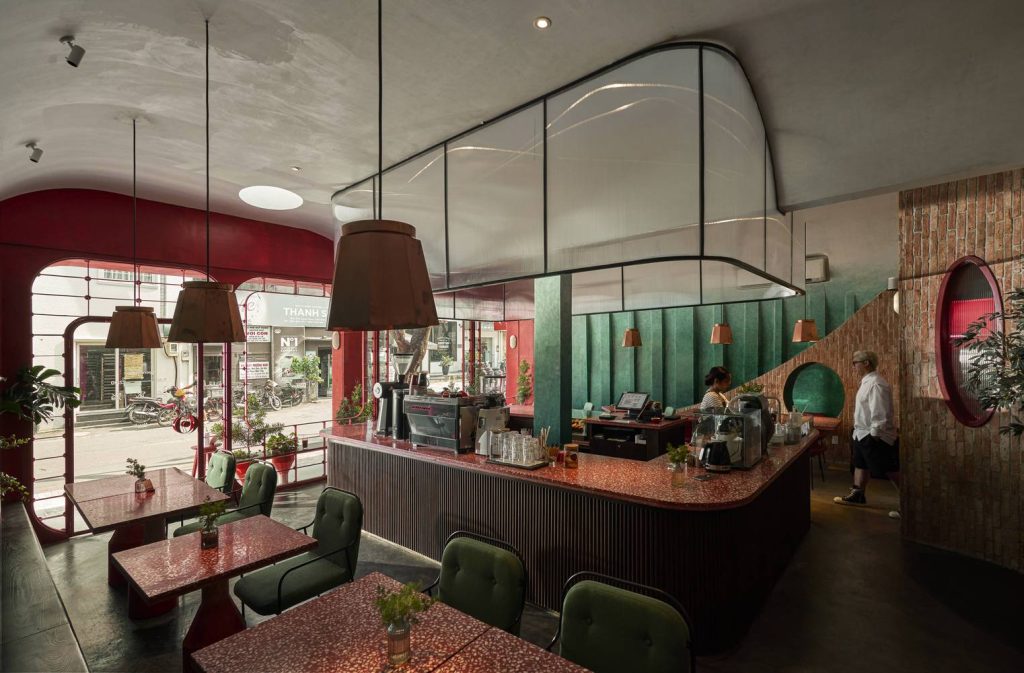 Mẫu thiết kế quán cafe nhà kính  phong cách hoài cổ với tông màu đỏ làm chủ  đạo