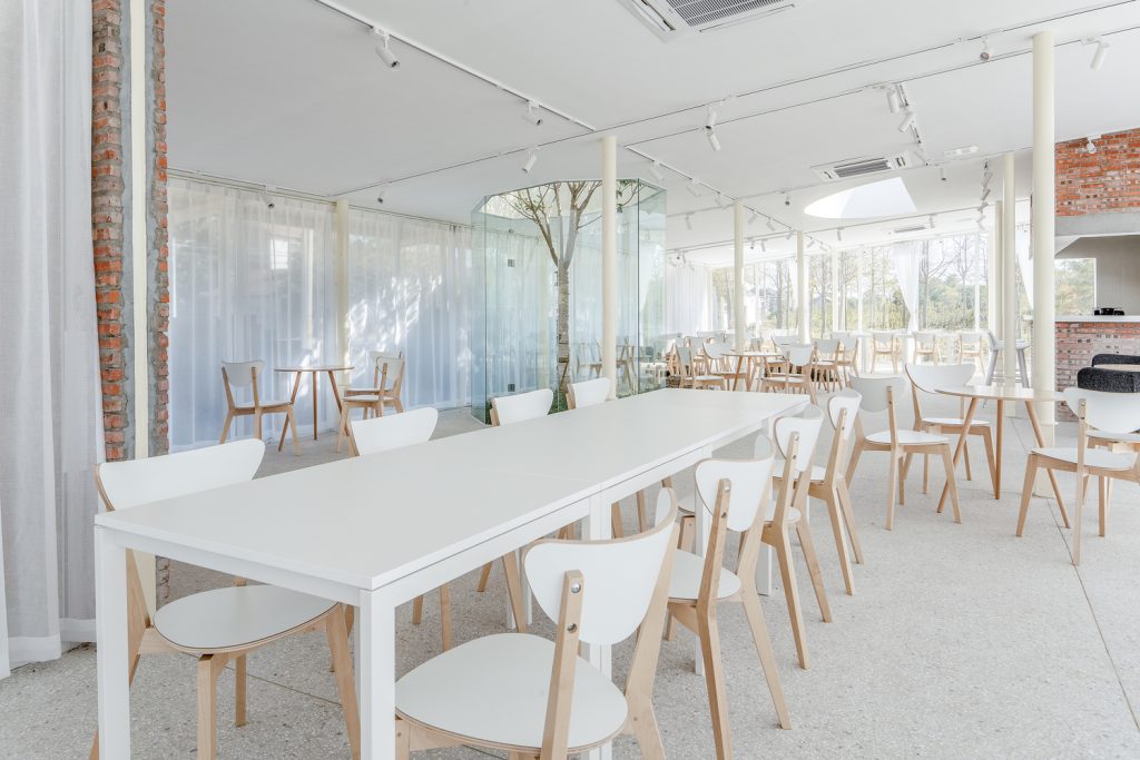 Thiết  kế  quán cafe trang nhã với tông màu trắng và vật dụng bằng gỗ