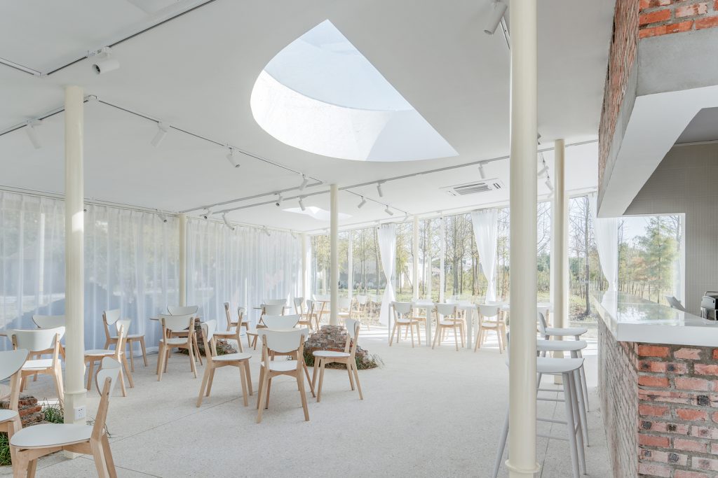 Thiết kế quán cafe tông màu trắng hiện đại