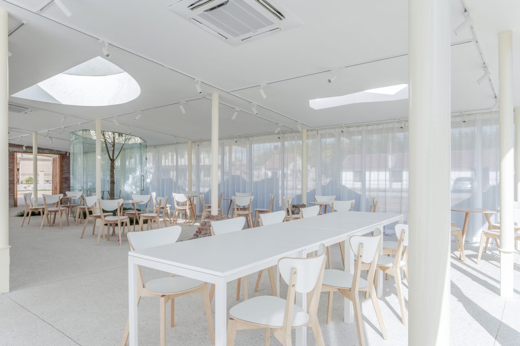 thiết  kế  quán cafe  tông  màu trắng