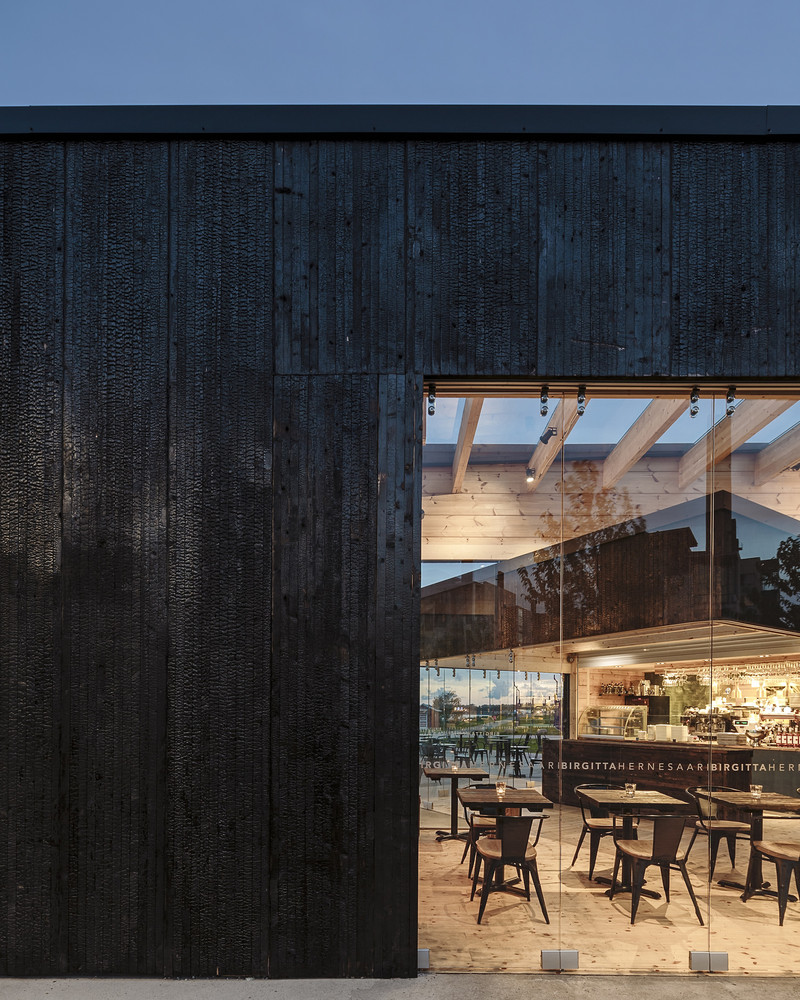 Không gian quán cafe ven biển lung linh với  ánh đèn vàng và cửa kính hiện đại