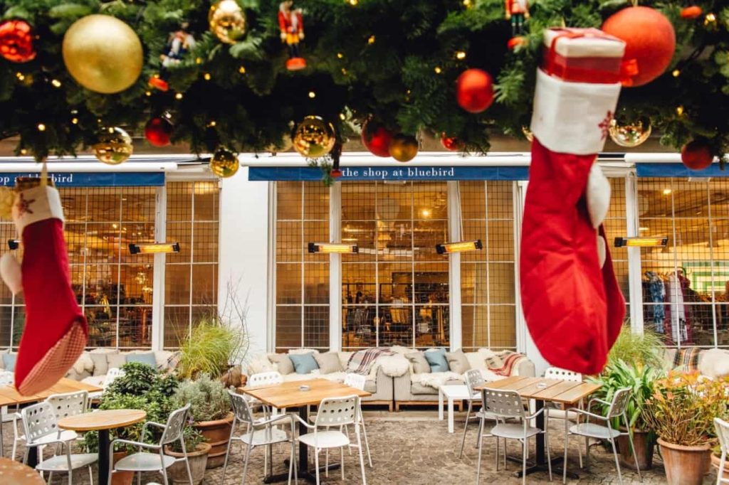 Trang trí Noel quán cafe với đồ trang trí sắc màu, mang đậm hơi thở Giáng Sinh 