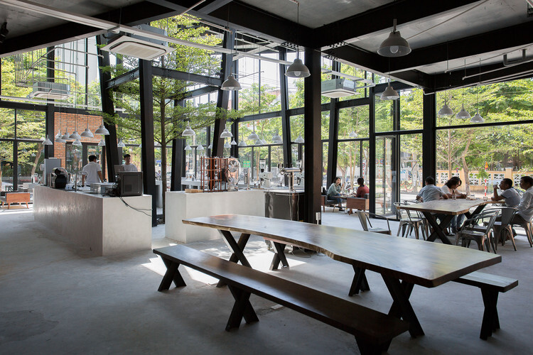 Với thiết kế không gian phần lớn là kính khiến mẫu quán cafe nhà kính trở nên sang trọng và tinh tế hơn