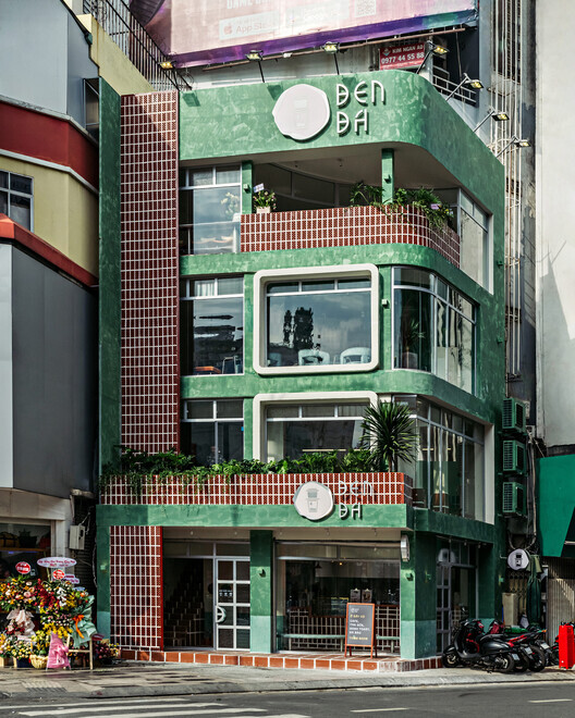 Không gian mặt tiền của quán cafe phong cách Sài Gòn xưa