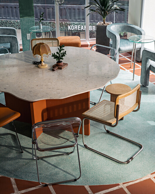 Sắp xếp bàn ghế của quán cafe phong cách Sài Gòn xưa