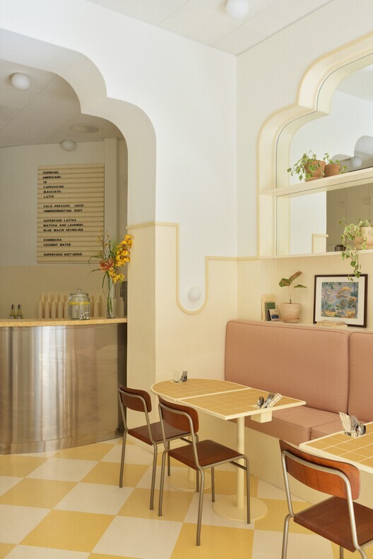 Bàn ghế được sử dụng trong quán cafe tông màu pastel 