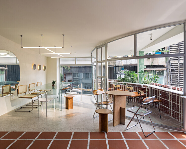 Không gian quán cafe phong cách Sài Gòn xưa rộng rãi và sáng sủa với cửa kính viền trắng