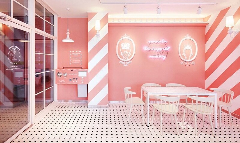 Màu hồng cùng đàn led tạo nên sự lung linh khi thiết kế quán cafe lãng mạn mà các chủ đầu tư nên lưu ý