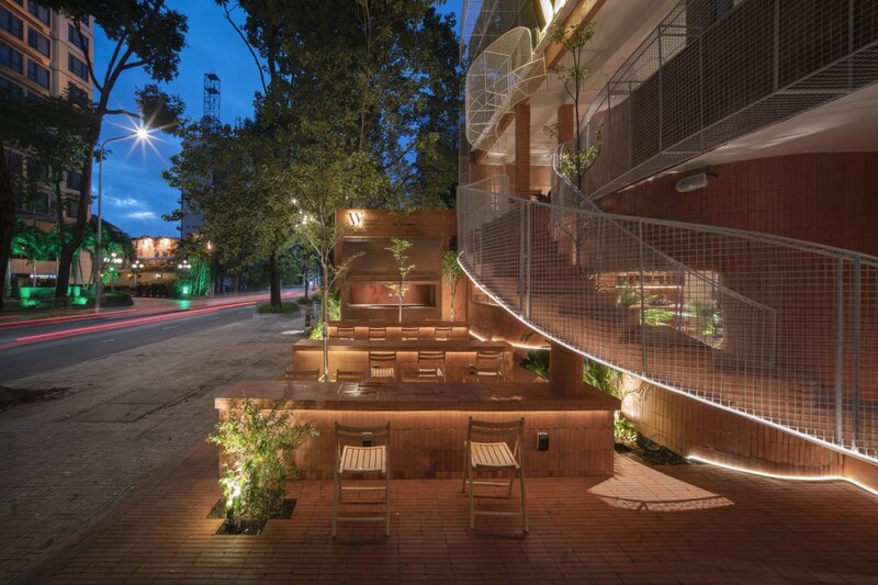 Tận dụng không gian bên ngoài để bố trí bàn ghế quán cafe , vừa tiết kiệm không gian, vừa giúp khách hàng hóng mát, thư giãn