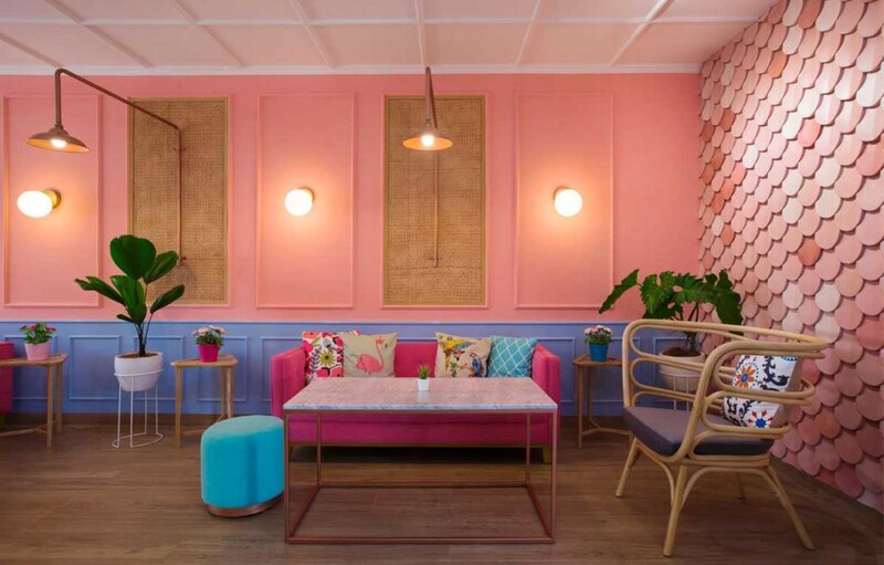 Quán cafe lãng mạn tông màu hồng pastel ấm áp